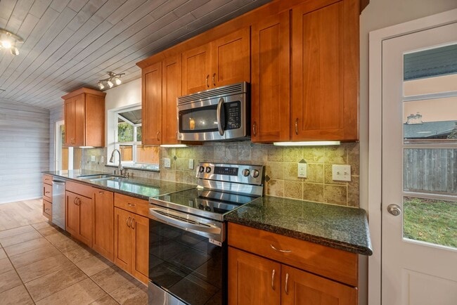 Photo - Woodridge Home 4bd 3ba great location!