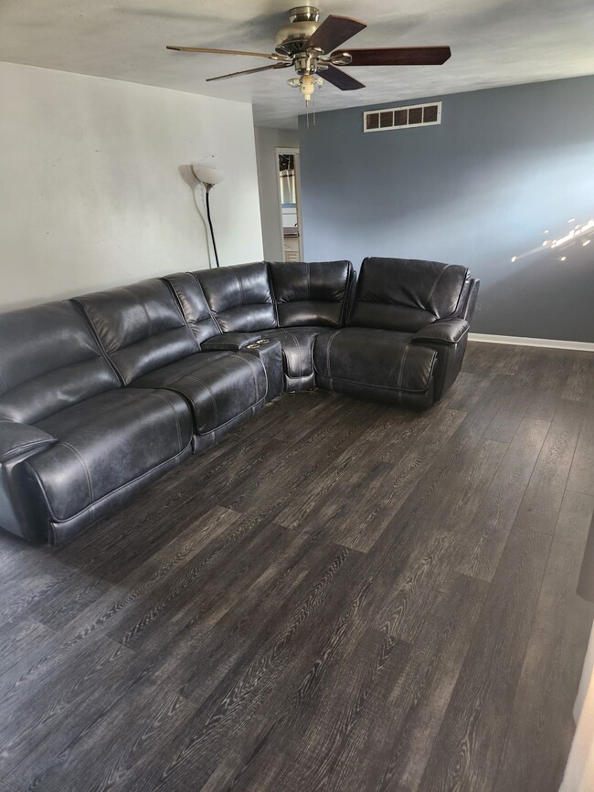 Building Photo - 4208 Camelot Dr