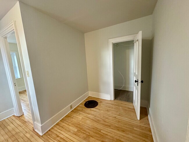 Photo - 109 Clothier St W