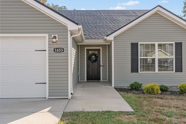 Photo - 3 Bedroom 2 Bath Dog Friendly Home For Rent!