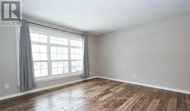 Photo - 323 Centre St