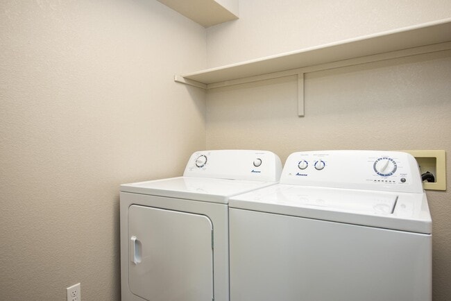 Two Bedroom w/ Den| Full Size Washer and Dryer