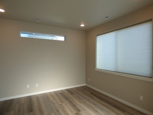 Photo - Rest of November Rent Free!