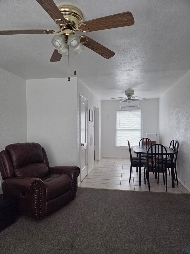 Photo - 641 Robinson St Unidad 4