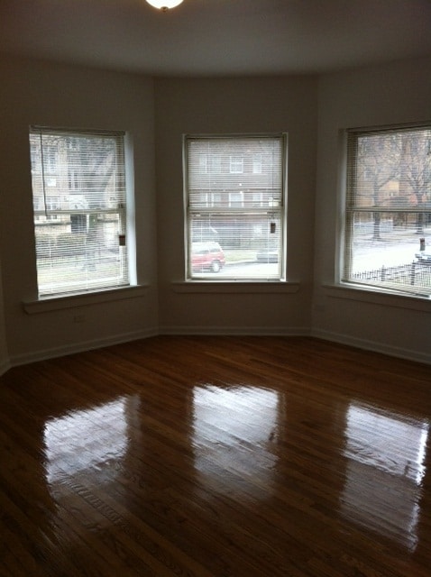 Sala de estar - 8000-12 S Maryland Ave