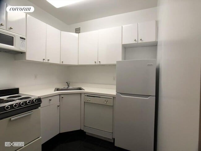 Photo - 117 W 58th St