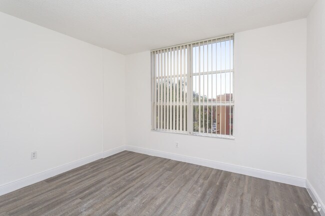 Photo - International Club Apartments