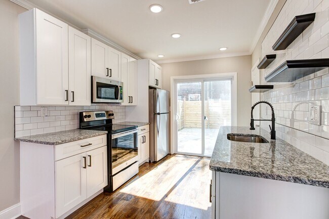 Photo - 2914 Westmont St