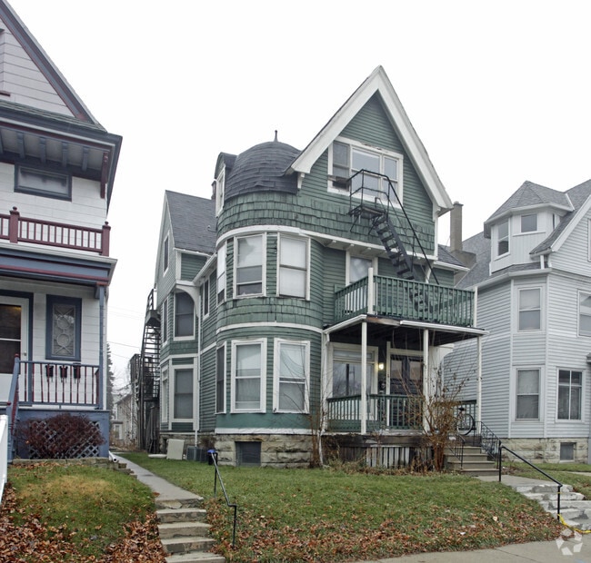 Building Photo - 1655 N Van Buren St 6 unit