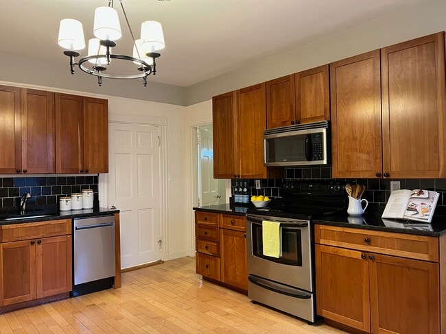 Building Photo - 128 Chestnut St Unit 1 Rental