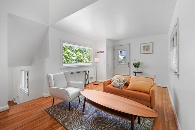 Photo - 3 Bed 1.5 Bath - Takoma Park Cottage - Mov...