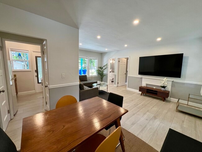 Building Photo - 6030 N Bayshore Dr Unit 2 Rental