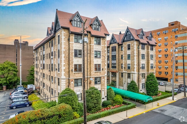 Hampton Hall - Hampton Hall Apartments
