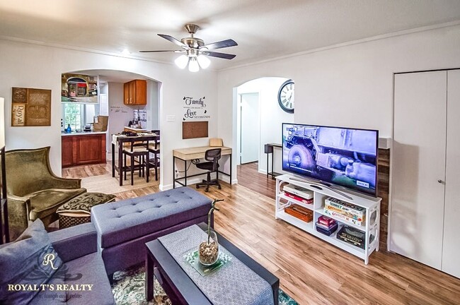 Photo - 707 Sprucewood Ln House