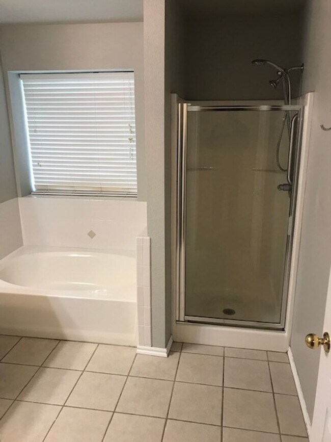 Photo - AVAILABLE FOR SUMMER/FALL. 3 Bedroom home ...