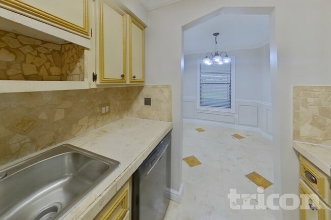 Photo - 4324 Queensway Dr