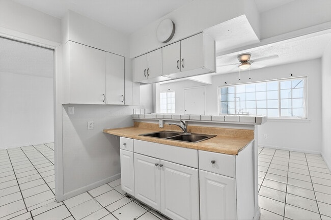 Photo - 202-244 W Shields Ave