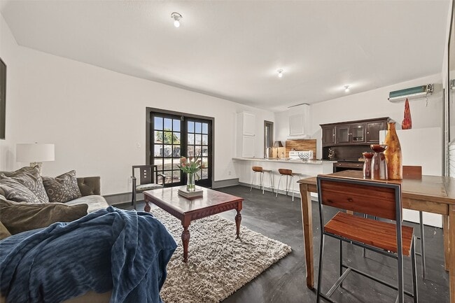 Photo - 100 W Hamilton St