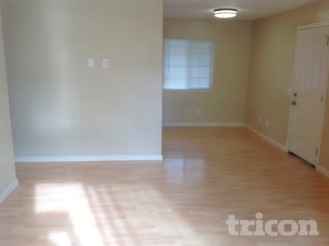 Photo - 205 Elwood St