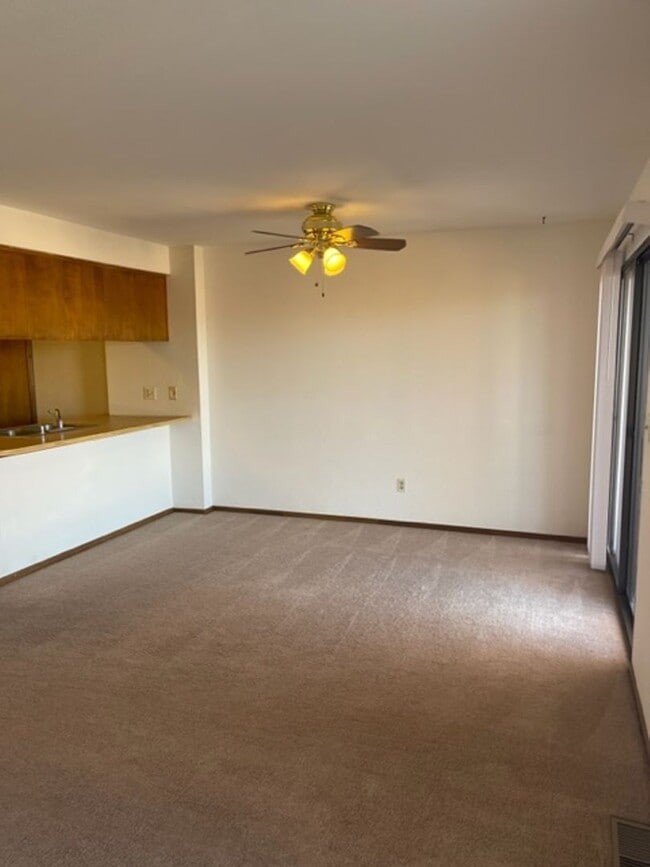 Photo - Redding townhome close to shopping with 1 car garage