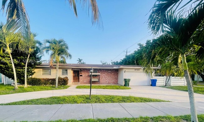 6790 SW 10th St