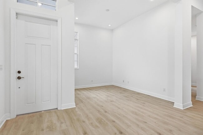 Photo - 140 SE Via Tirso