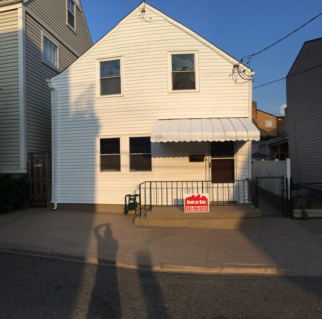 Building Photo - 114 S 13th St