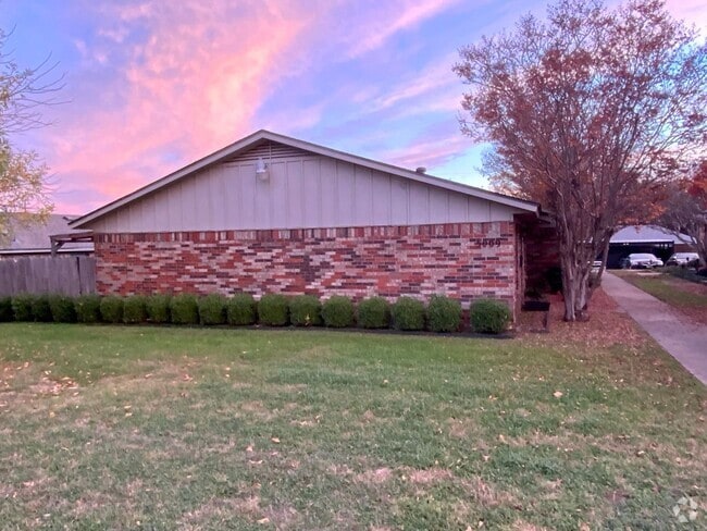 Building Photo - Sunset Heights, Near I-30 and Hulen Street... Unit C Rental