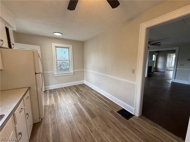 Photo - 301-303 Roslyn Ave NW Unit 303