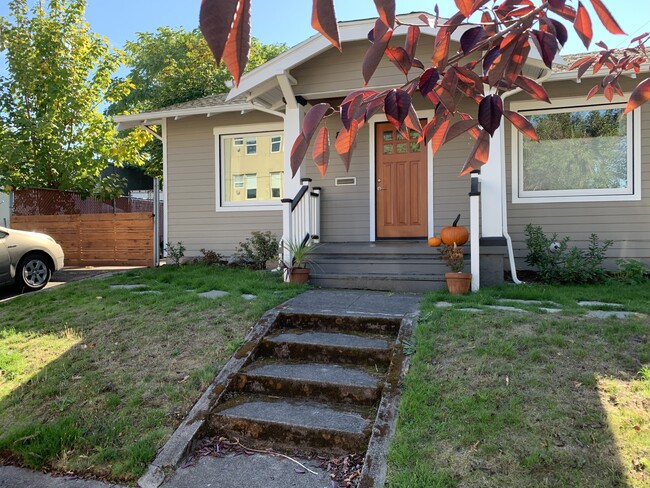 Front Enterence - 824 N Killingsworth Ct