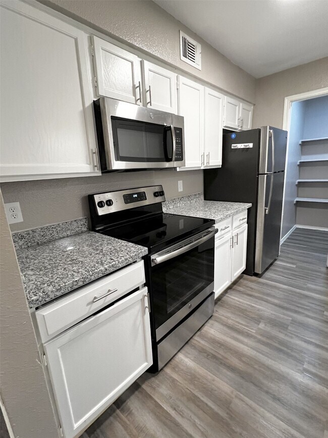 Building Photo - 9700 Leawood Blvd Unit 7/16 Rental