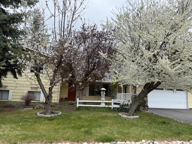 Building Photo - 1301 3rd St SE Unit Residential Quiet Apartment