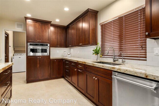 Photo - 7 br, 4 bath House - 837 E Adams Ave