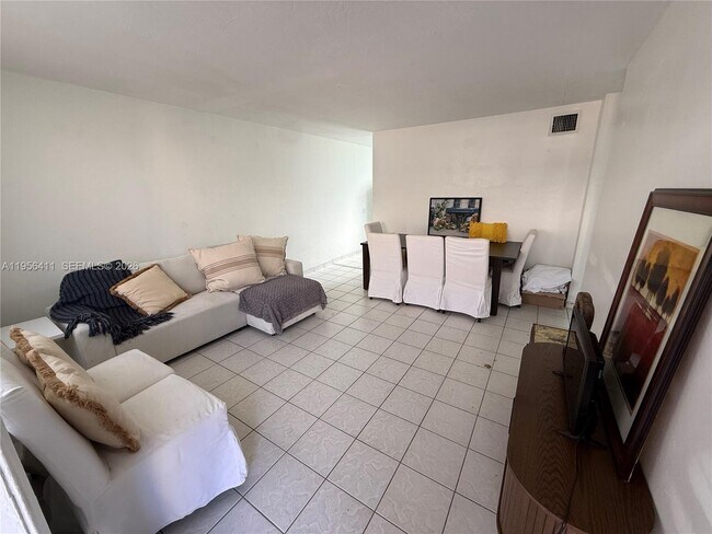 Photo - 654 W 29th St Unit 1