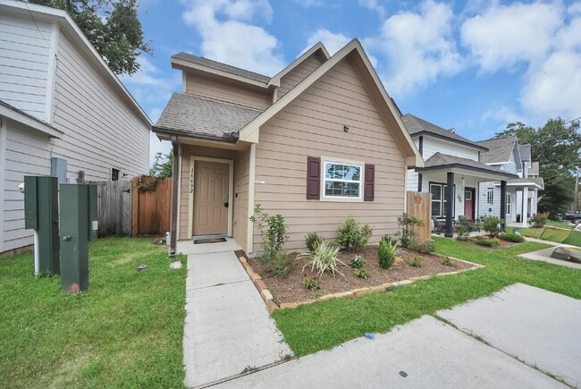 Building Photo - Lake Conroe Living with a Backyard Built for Summer