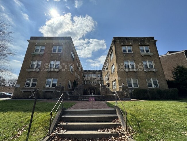 Building Photo - 1625 East Ave Unit 305