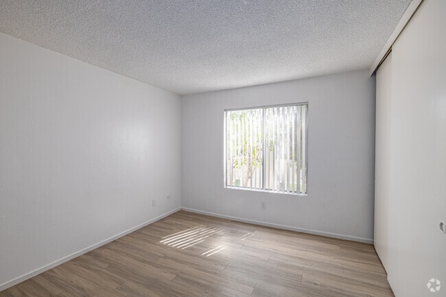 2BR, 2BA - 850SF - Bedroom