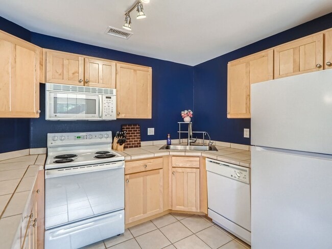 Photo - Evolve Real Estate: Bright 1 Bedroom Condo with  Private Garage near DTC!
