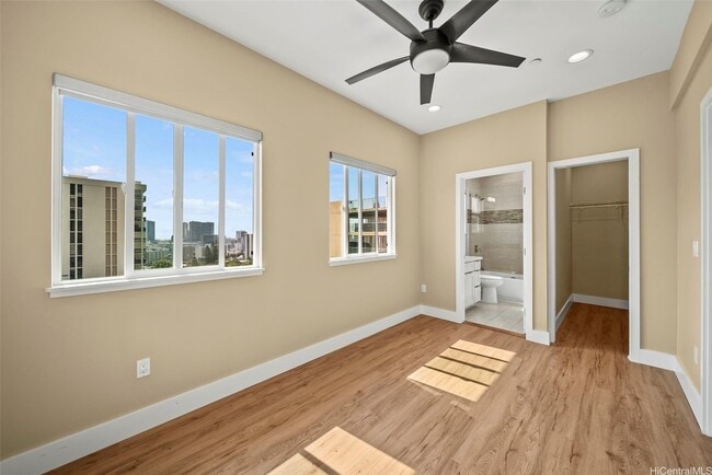 Photo - 1060 Spencer St