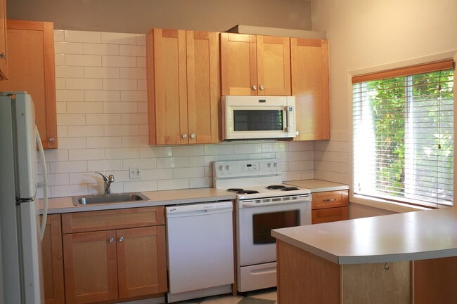 Building Photo - 5427 SE Tibbetts St Unit 5427