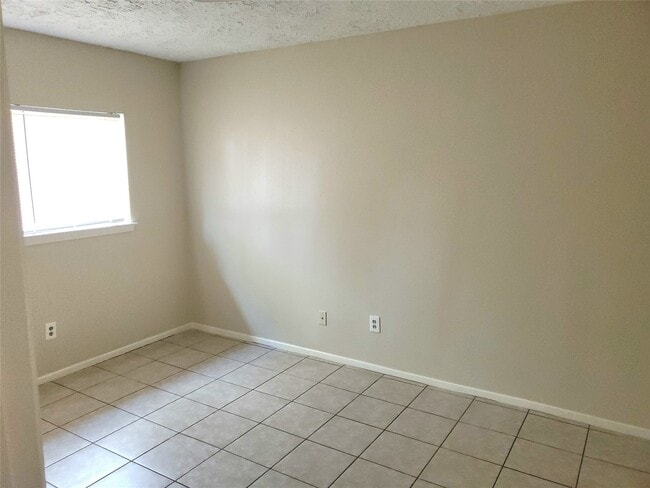 Photo - 16922 Camberwell Green Ln