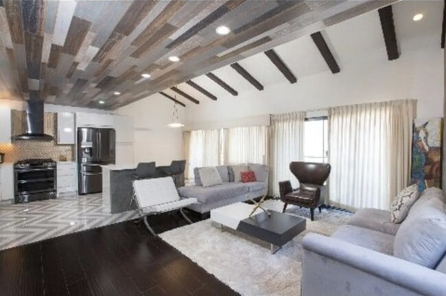 Photo - 716 W 34th St Unit 1