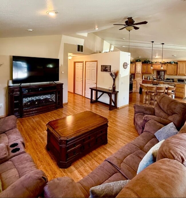 Photo - Fully Furnished and Supplied House in Lowe...