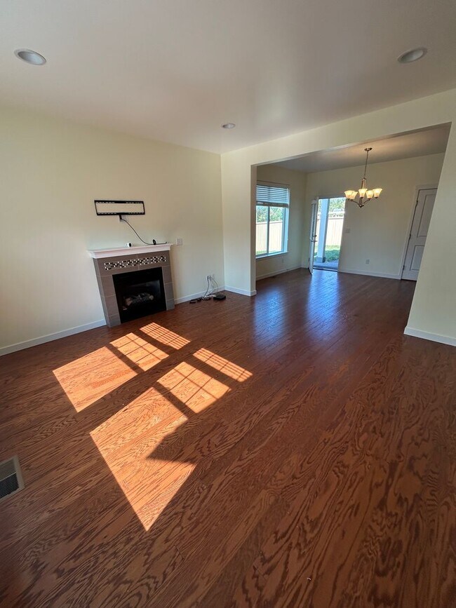 Photo - Beautiful Three Bedroom House for Rent in ...