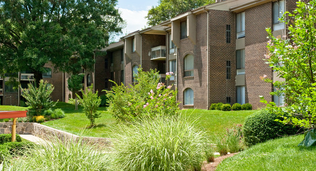 Award Winning Landscapes - PeachTree of McLean Apartments