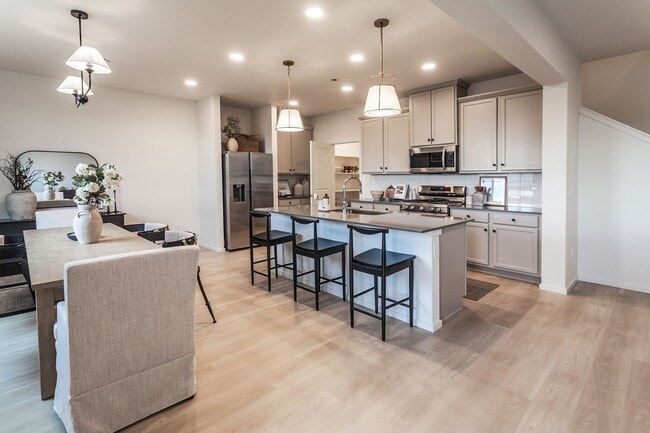 Building Photo - Beautiful Model Home in New Johnstown Neighborhood!