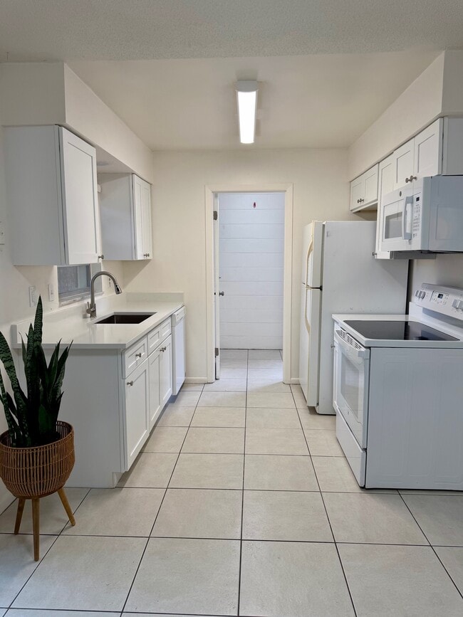 Cocina con vistas a la lavandería - 914 La Salle Ave