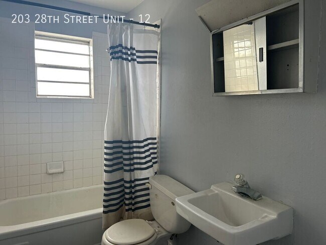 Photo - 203 28th St Unit 12
