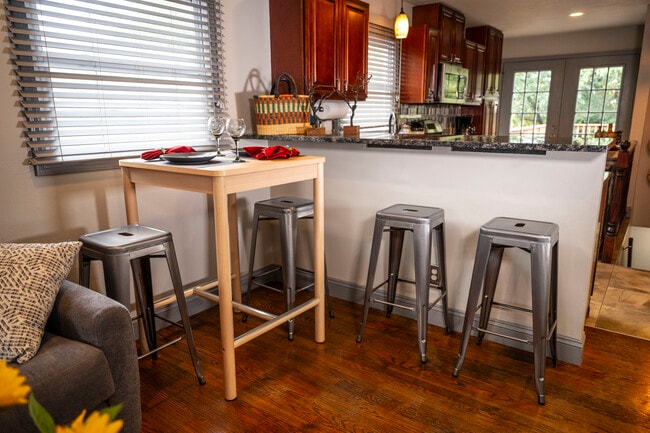 Photo - 1604 Kraft St