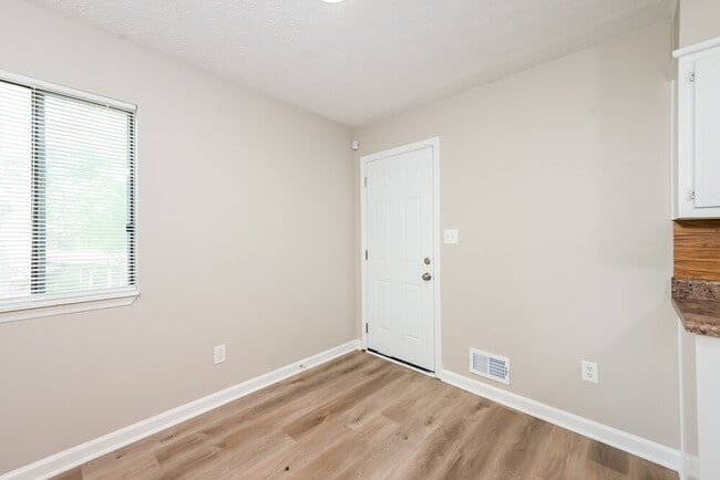 Photo - 889 Ralph Rd SE